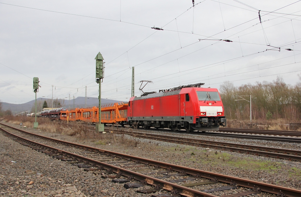186 336-4 mit gemischtem Gterzug in Fahrtrichtung Sden. Aufgenommen am 31.01.2013 in Eschwege West.