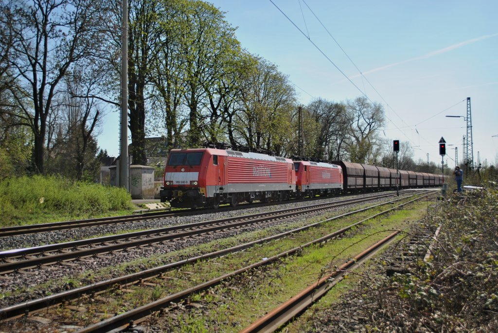 189 040-9 und 189 031-8 ziehen am 2. April 2011 einen Kohlezug durch Ratingen-Lintorf.