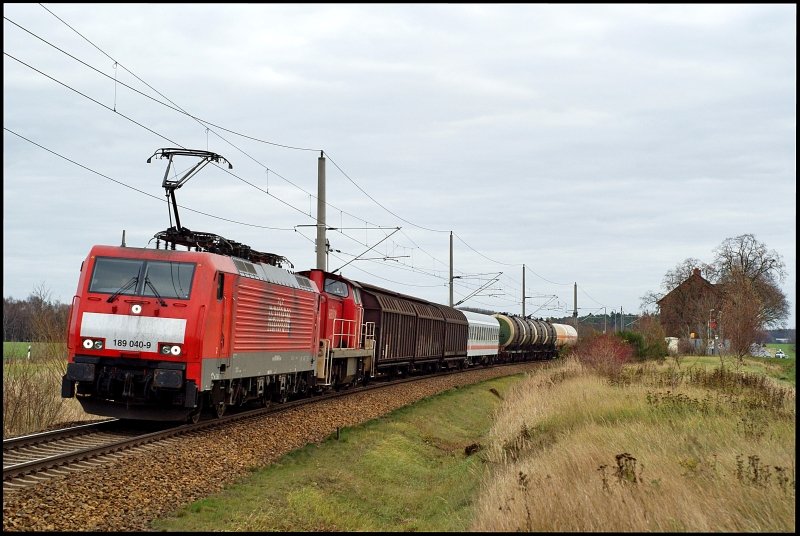 189 040-9 durchfhrt mit dem 53266 von Stralsund nach Rostock-Seehafen am 25.11.2009 Kummerow.