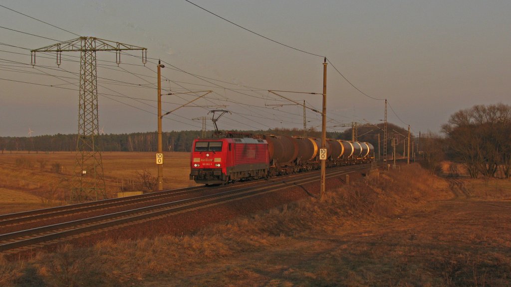 189 062-3 mit ein paar Kesselwagen als 43346 Richtung Saarmund am 05.03.2011 durch Nudow.