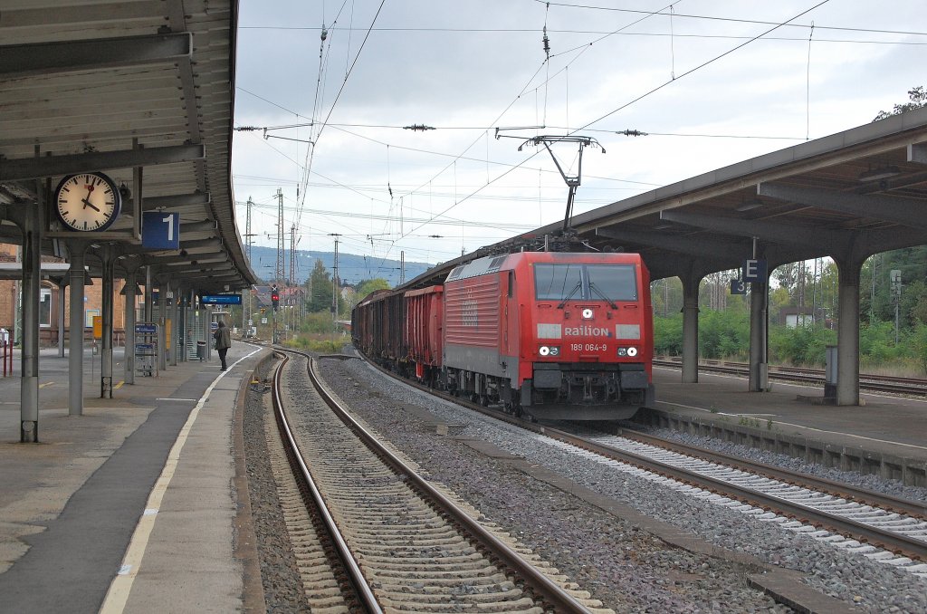 189 064-9 mit einem gemischten Gterzug am 14.10.2011 in Kreiensen