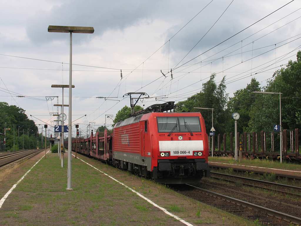 189 066-4 mit einem Gterzug in die richting von Rheine auf Bahnhof Salzbergen am 10-7-2012.