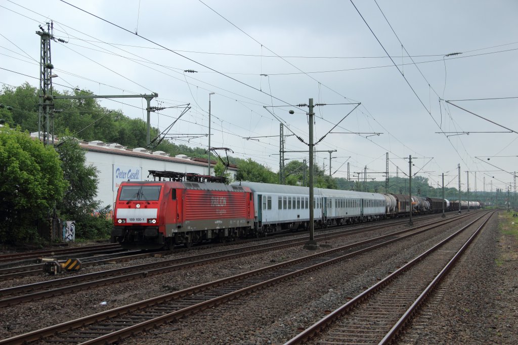 189 100-1 mit einem gemischten Gterzug in Dsseldorf-Eller am 27.06.2012