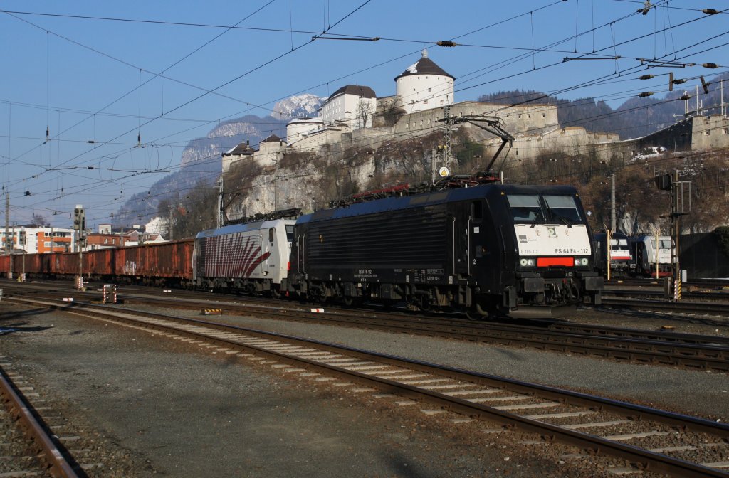189 112-6 MRCE und 189 901-2 RTC fahren am 3.3.2013 mit einem Schrottzug aus dem Bahnhof Kufstein nach Italien.