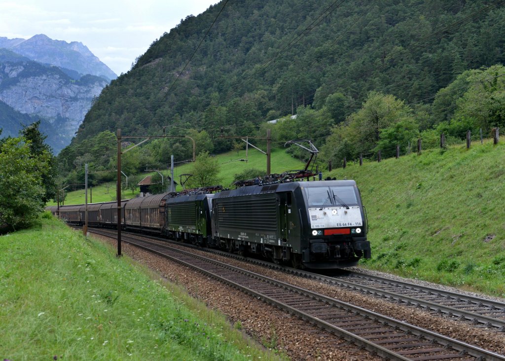 189 114 + 189 988 mit einem Papierzug von Schweden Richtung Italien am 29.08.2012 unterwegs zwischen Erstfeld und Amsteg-Silenen.