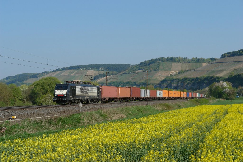 189 150 mit einem Containerzug am 19.04.2011 unterwegs bei Himmelstadt.