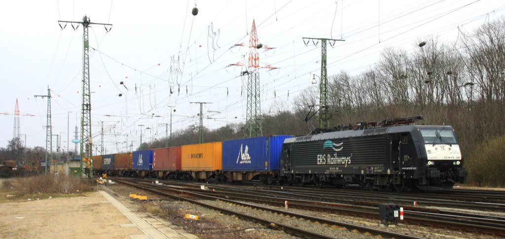 189 290 von ERS Railways kommt aus Richtung Kln-Sd mit einem langen Containerzug aus Rotterdam(NL) nach  Melzo(I) und fhrt durch Kln-Gremberg in Richtung Koblenz bei Wolken am Kalten 3.4.2013.