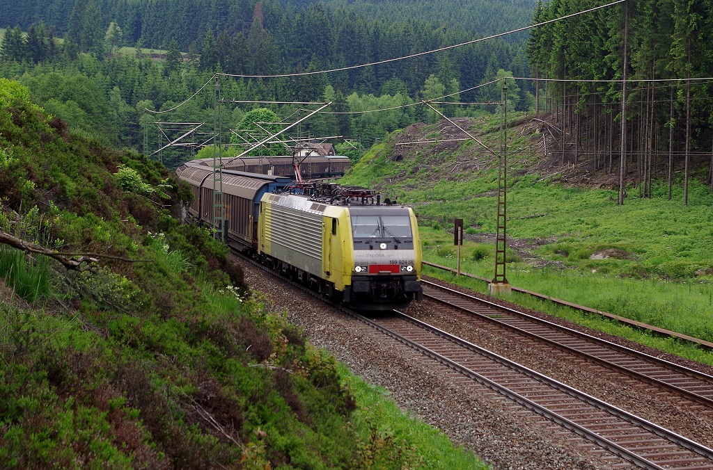 189 924 Siemens Dispolok fr TXL mit dem DGS 48804 am 08.06.2013 bei der Bastelsmhle gen Steinbach am Wald. 
