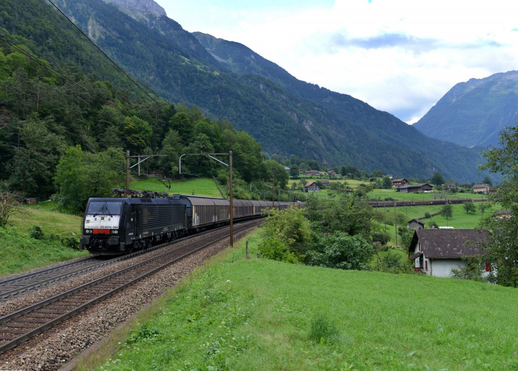 189 994 mit einem Schiebewandwagenzug am 29.08.2012 zwischen Erstfeld und Amsteg-Silenen.