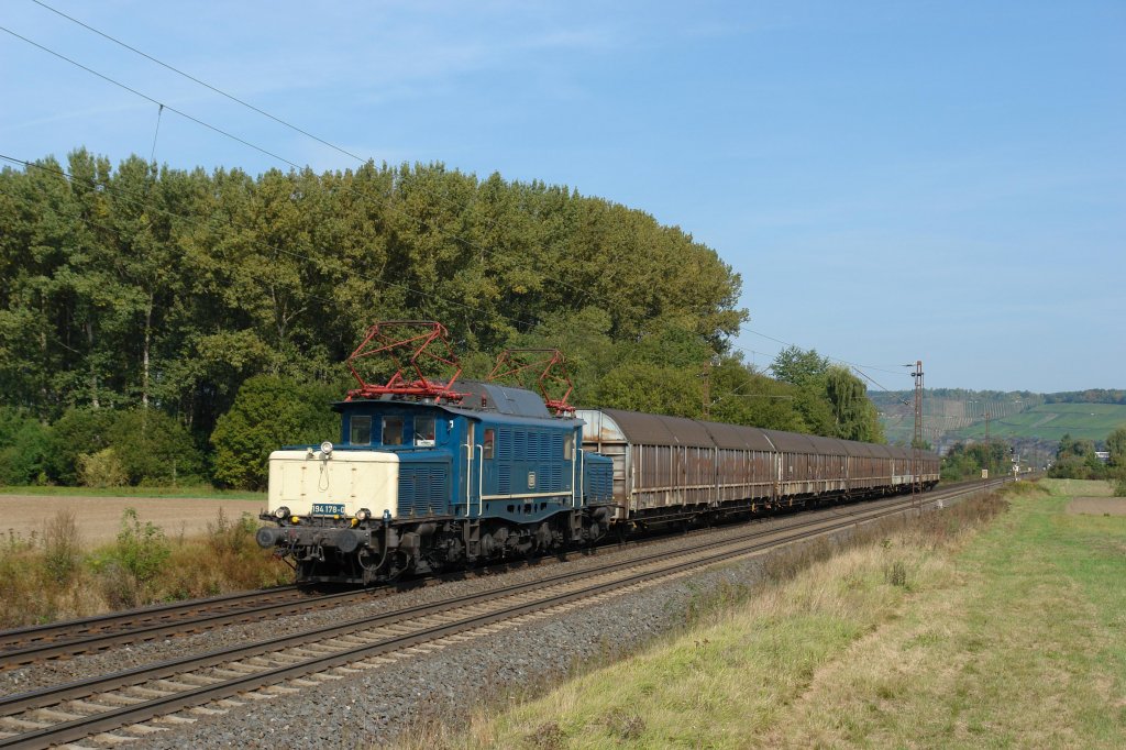 194 178 mit dem Henkelzug nach Wassertrdigen am 24.09.2011 unterwegs bei Himmelstadt.