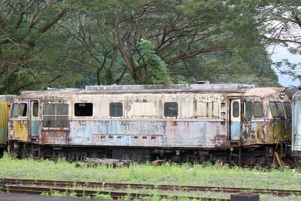 1961 hat Hitachi 10 Stck diesel-elektrische Co'Co' Lokomotiven mit den Betriebsnummern 661-670 fr Thailand gebaut. Die 666 ist noch erhalten und wartet im Depot Thung Song auf Ihr weiteres Schicksal. Bild vom 06.Jnner 2013. 

