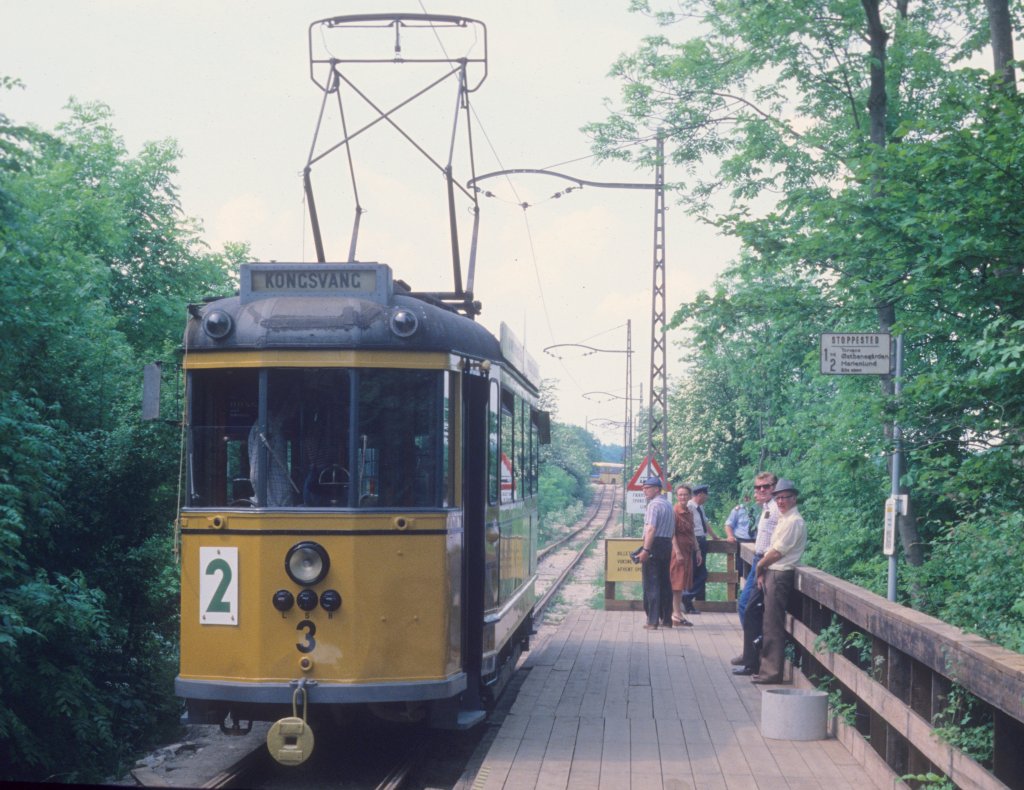 Århus Sporveje-Triebwagen 3 an der einen Endstelle der Schmalspurstrecke (1000mm) im Dänischen Straßenbahnmuseum / Sporvejsmuseet Skjoldenæsholm im Juni 1978. - Dieser Aarhus-Triebwagen wurde 1945 von der Wagonfabrik Scandia in Randers gebaut. - Scan eines Diapositivs. Kamera: Leica CL. 