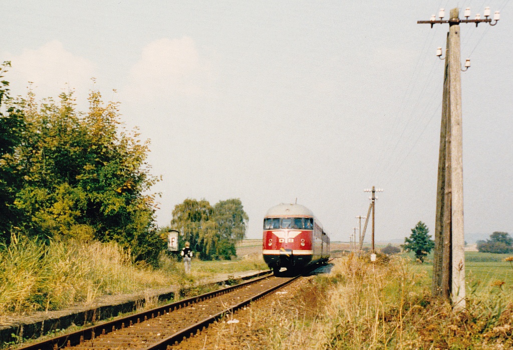 1½ Jahre nach Einstellung des Personenverkehrs war der Bahnsteig in Dorfgtingen noch gut erhalten. Von der geplanten Firmenansiedlung am linken Bildrand war aber noch nichts zu sehen. (Blick nach Norden am 29.9.86)