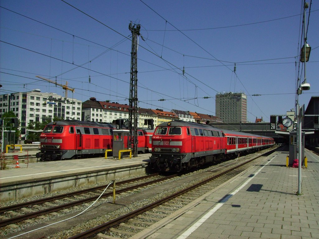 2 richtige Zge standen am 27.07.2013 in Form von RE 57512 nach Fssen (links) und RE 57590 nach Kempten (rechts) im Mnchener Hauptbahnhof im Starnberger Bahnhofsteil auf Gleis 29 und 30.