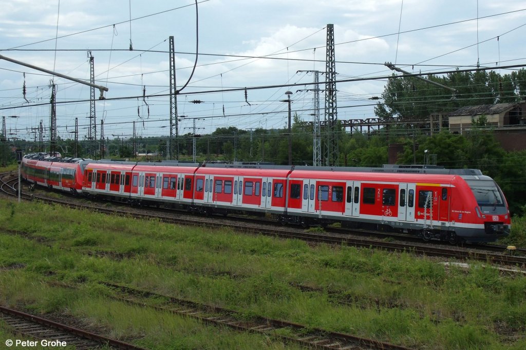 2 x Bombardier Talent DB Regio BR 442 vom Franken-Thringen-Express + 430 017 der S-Bahn Stuttgart als DbZ von Hennigsdorf nach Augsburg, fotografiert in Halle ( Saale ) am 17.06.2012