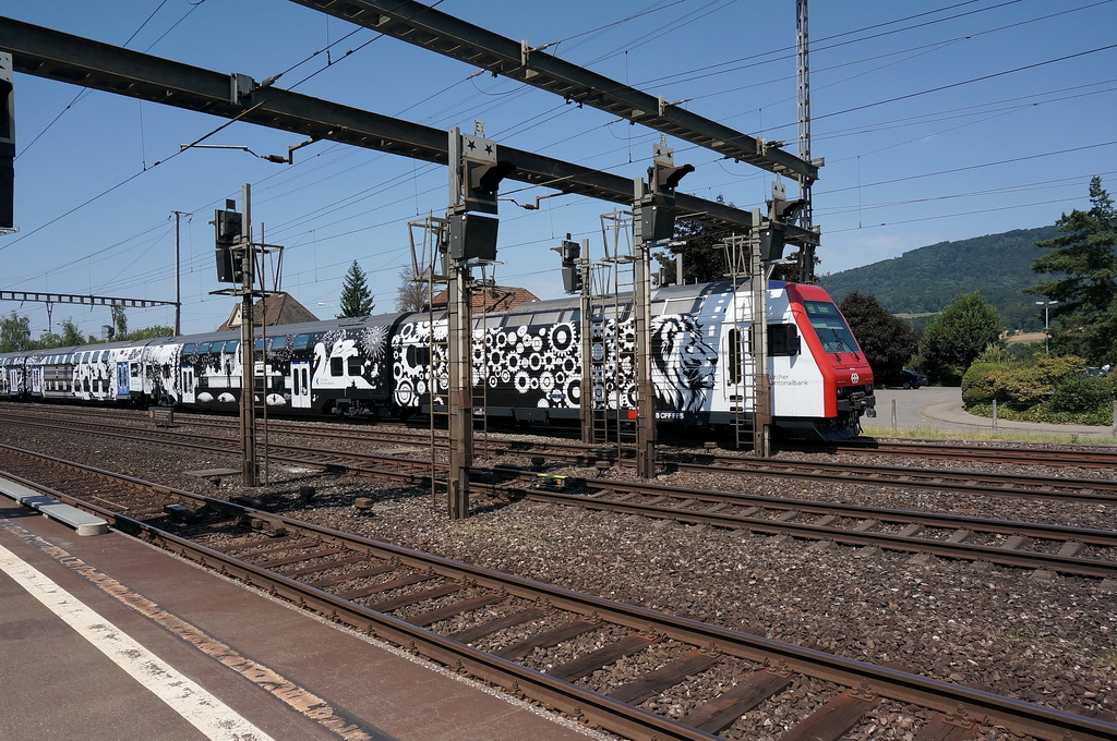 20 Sekunden zu spt am anderen Ende des Bahnhofs Rupperswil angekommen. Die Re 450 016-1 mit ihren interessant bemalten Doppelstockwagen. An der Seite steht mit der Zrcher Kantonalbank wohl der Sponsor dieser aussergewhnlichen Bemalung. 28.7.2013