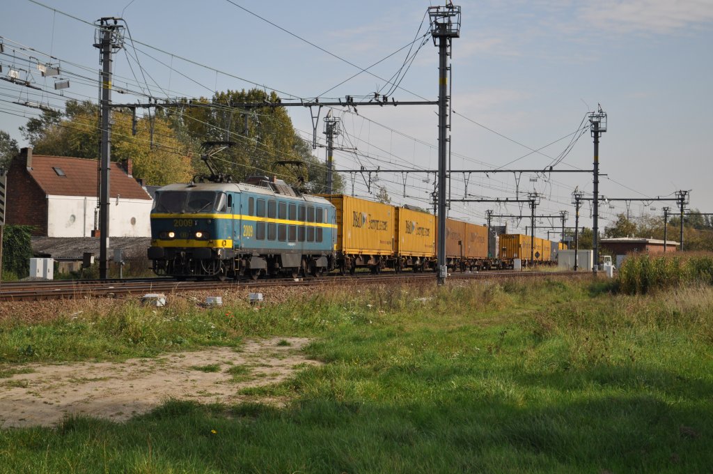 2009 ist mit einer ganzen Menge Containern am Haken auf dem Weg Richtung Gent, hier in Schellebelle. Aufgenomen am 03.10.2011