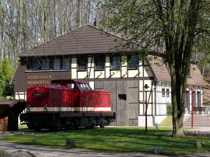 201 068 (ex DR 110 068), gebaut 1968 bei LKM Babelsberg, in uerlich tadellosem Zustand vor dem Eisenbahn-Romantik-Hotel in Plau am See; 19.04.2010
