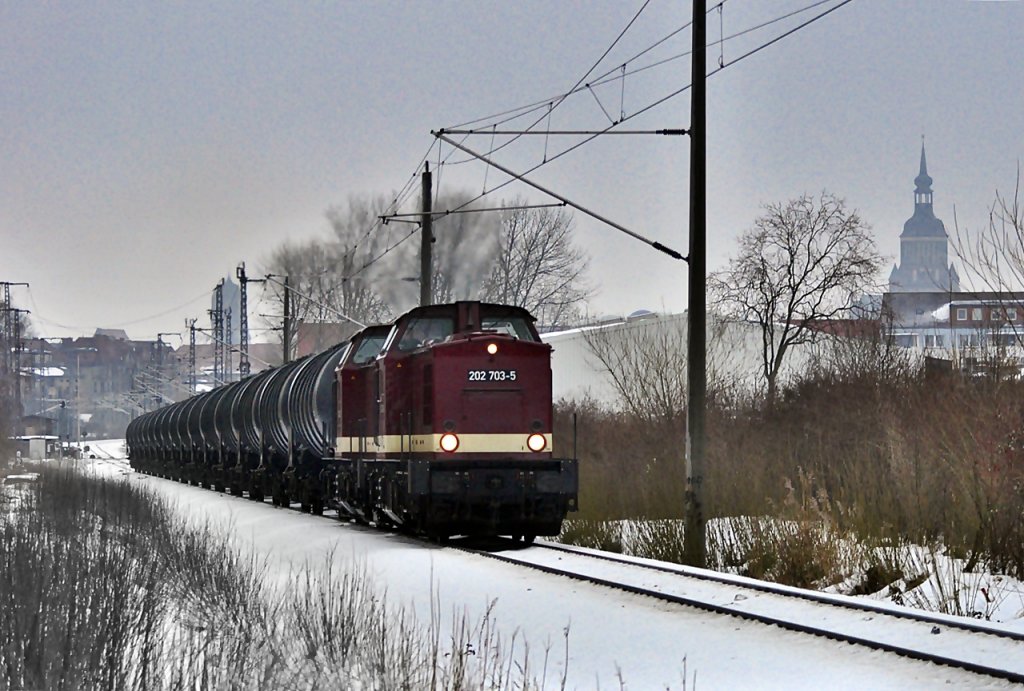 202 703+425 kommen mit einem Kesselzug durch Stralsund Richtung Rostock am 06.01.2011