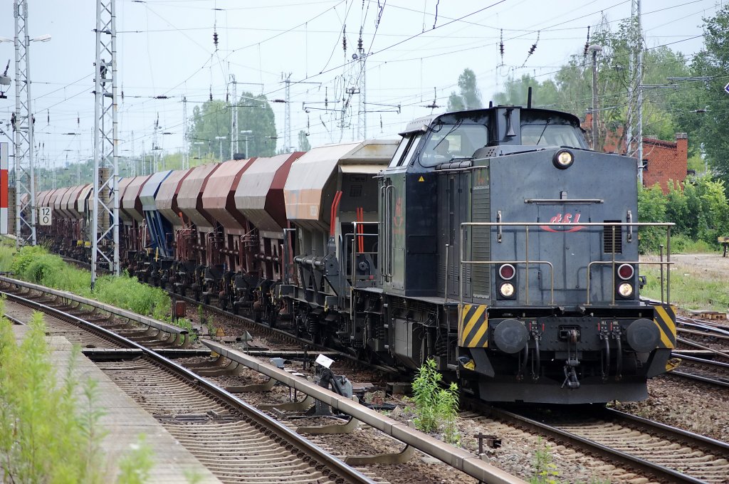 203 148-2  Franz  der RT & L mit einem Schotterzug in Berlin Kpenick in Richtung Wuhlheide. 15.06.2010