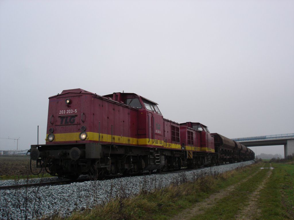 203 203-5 und 203 204-3 der TLG unterwegs auf der Illerbahn bei Senden,am 30.10. 2005