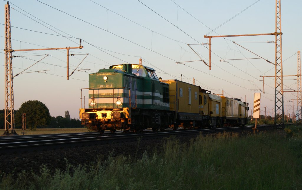 203 211-8 mit einem kurzen Bauzug am 16.06.2010 bei Dedensen/Gmmer.