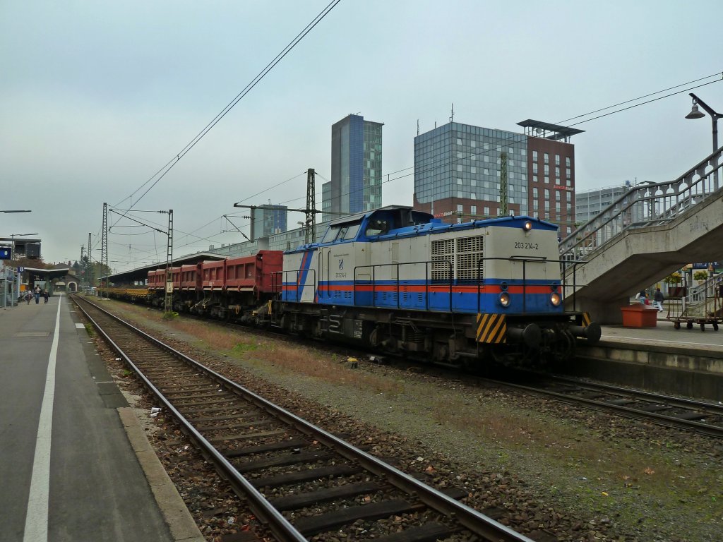 203 214-2 mit einem Bauzug am 31.10.11 in Freiburg (Breisgau) Hbf. Der Zug steht auf Gleis 7.