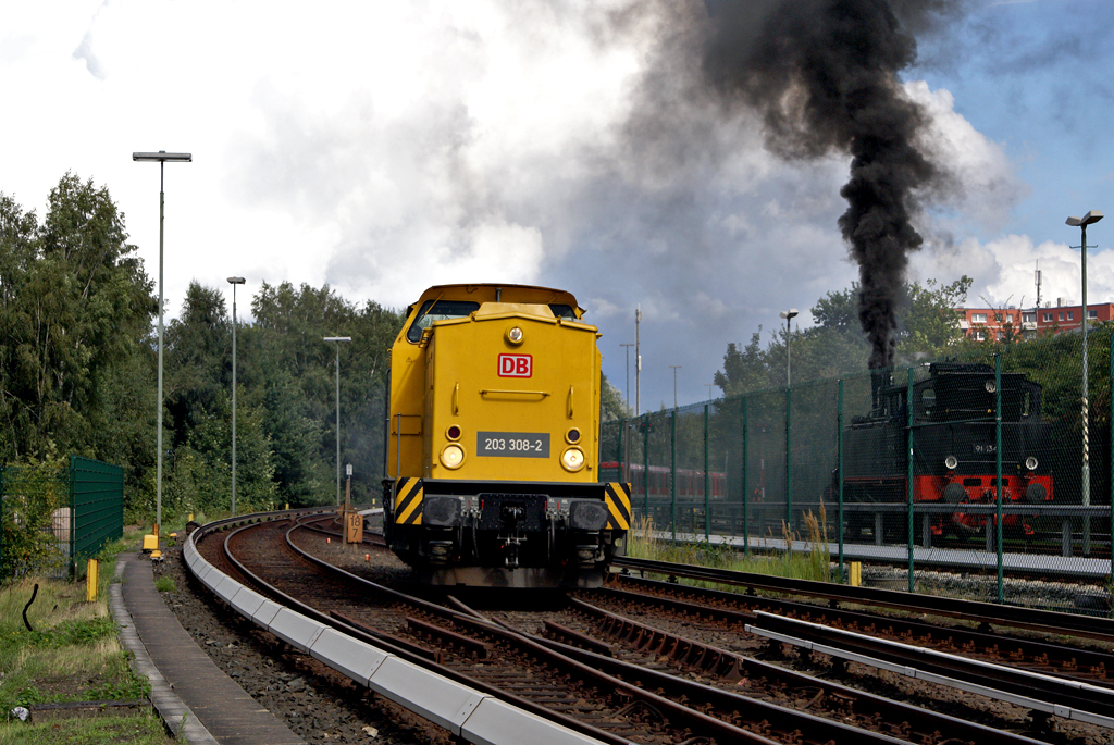 203 308-2 (DB Netz Instandhaltung) rangiert am 28.08.2010 in Wedel.