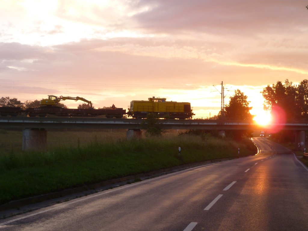 203 xxx fuhr am 22.06.12 im Sonnenaufgang in Glauchau/Sachs. ein