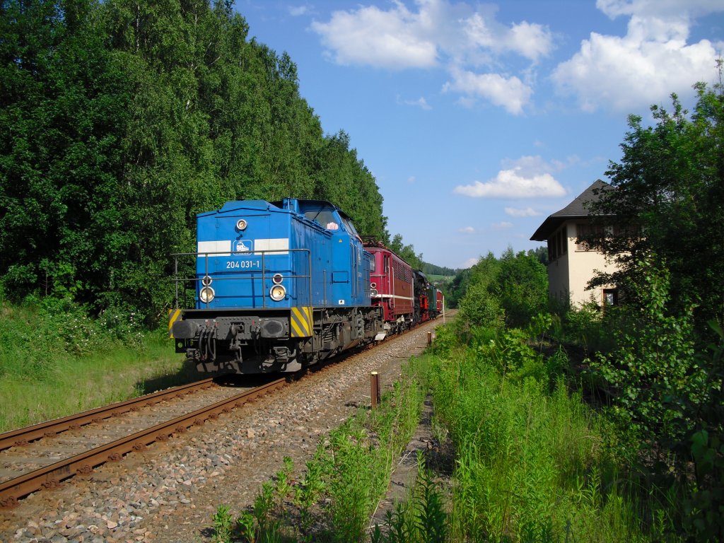 204 031-1, 211 001-3, 52 9900-3 und VT 135 110 bildeten den Lokzug von Schwarzenberg nach Halle. Hier zusehen in Lauter am 05.06.11.