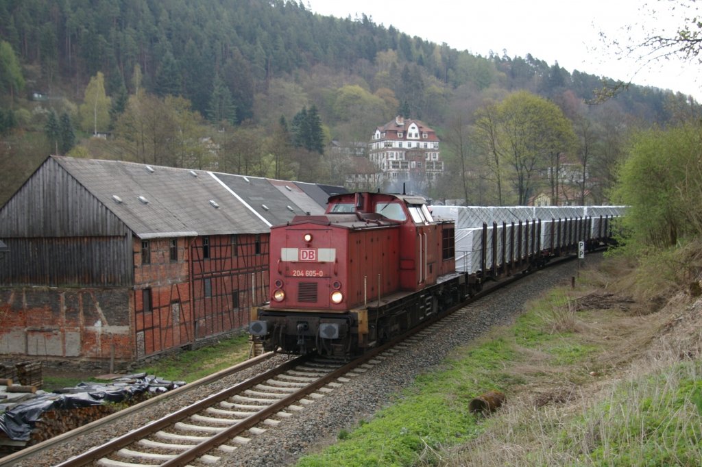 204 605-0 mit Gterzug von Lobenstein nach Saalfeld am 25.04.2008 in Leutenberg.
