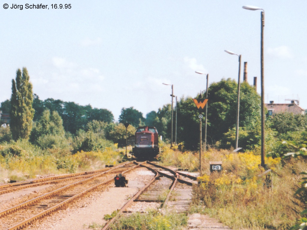 204 638 setzte am 16.9.95 in Pneck um. Hinter der Lok bog das Gleis in einem groen Linksbogen ins Orlatal ab. Daneben lag auch noch ein gerader, aber nicht mehr befahrbarer Gleisstrang, der frher nach Oppurg an der Hauptbahn nach Gera fhrte. 