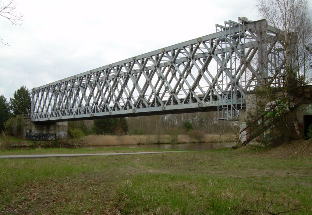 20.4.2008 Oranienburg / Sachsenhausen. Brcke der Umgehungsbahn Wensickendorf - Or/Fichtengrund ber den Oder-Havel-Kanal. 