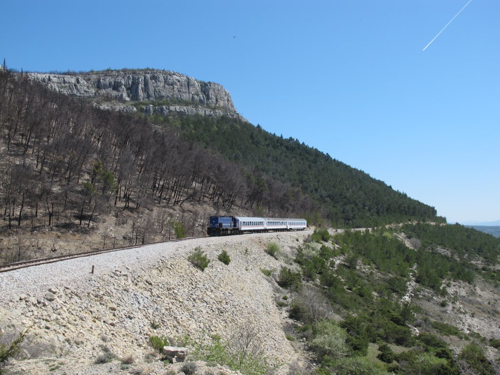 2044 030 mit DGEG-Sonderzug am 16. April 2013 bei Ostrovica zwischen Knin und Zadar.