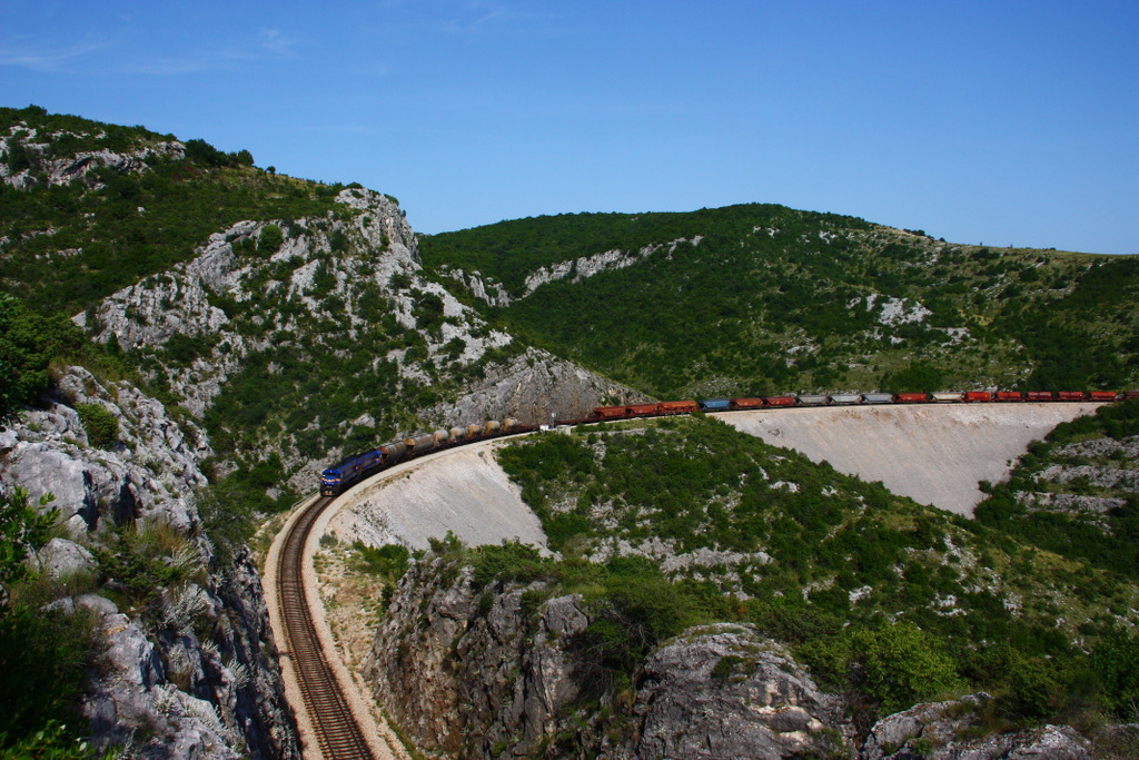 2062 112 + 110 schleppen einen schweren GZ die Steigung von Split nach Labin Dalmatinsky ( -> Karlovac ) hinauf. Der Sound ist ohrenbetubend gigantisch ! Der Zug ist aus 5km Entfernung zu hren...