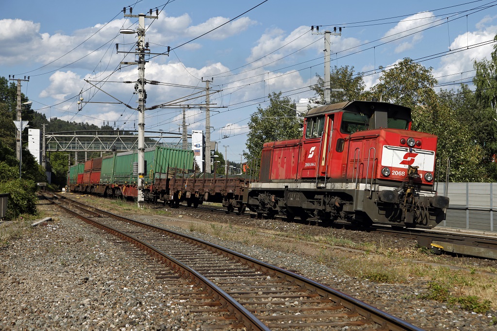 2068 044 fhrt am 1.08.2013 mit Verschubgterzug 74605 aus dem Bahnhof Kapfenberg aus.