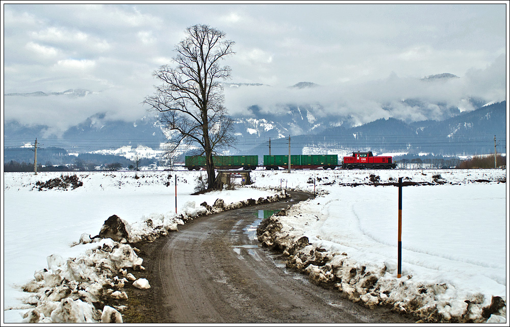 2068 mit kurzem Verschubsgterzug in St.Marein im Mrztal, 1.3.2013