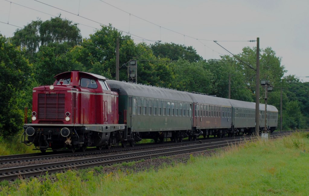 211 019-5 mit Sonderzug nach Hamburg am Morgen des 15.07.2012 bei Woltorf