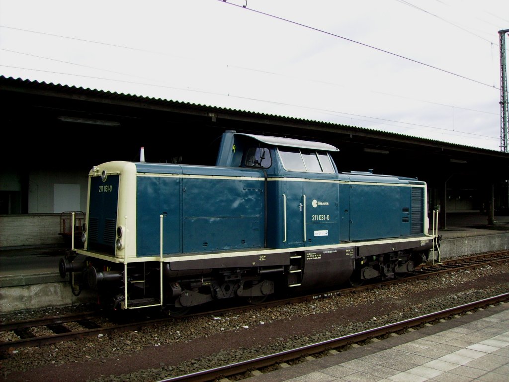 211 031-0 entspannt sich am 27.08.2010 auf einem Nebengleis in Karlsruhe Hauptbahnhof.