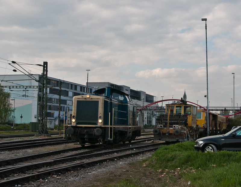 211 329 rangiert am 16. April 2011 im Bahnhof Konstanz.