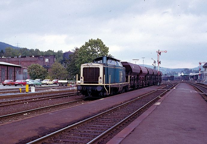 212 001 in Bestwig im April 1983 - vermutlich auf dem Weg nach Ewersberg.