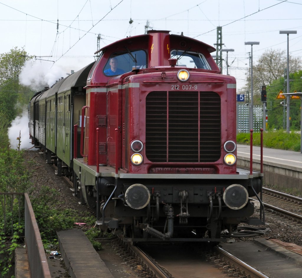 212 007-9 mit dem Museumspendelzug und 38 2267 aus Bochum-Dahlhausen auf Gleis 7 des Bochumer Hbf. 17.4.2011.