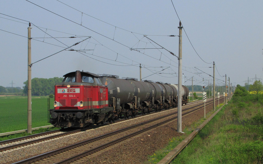 212 024-4 der EGP (Eisenbahngesellschaft Potsdam) fhrt hier in Satzkorn, am westlichen Berliner Auenring, mit Kesselwagen Richtung Golm. 29.04.2011