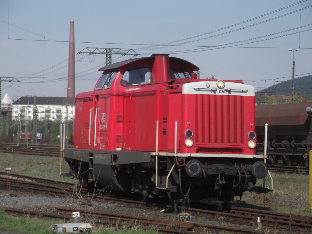 212 036-8 der DB Service bei Bewegungsfahrt im Rbf Fulda (07.04.11)
