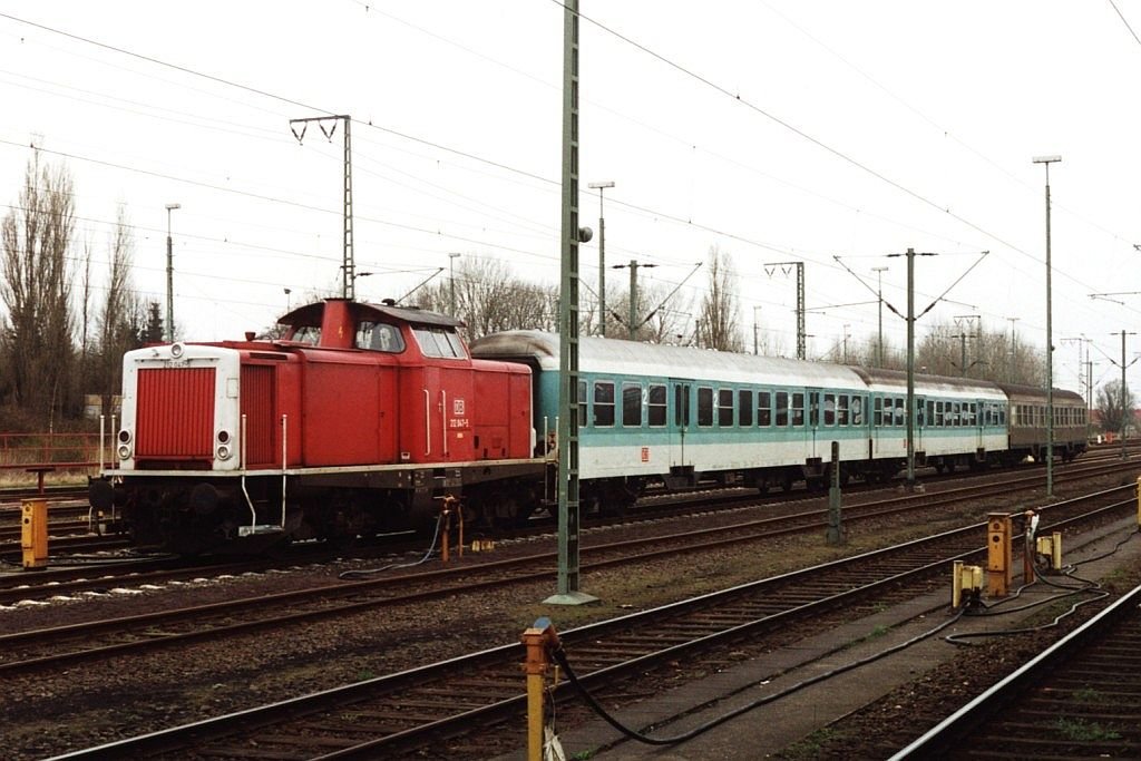 212 047-5 auf Emden Hauptbahnhof am 7-4-2001. Bild und scan: Date Jan de Vries.