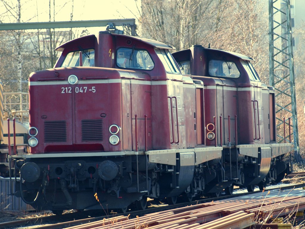 212 047-5 steht am 03.03.2010 vor 212 052-5 in Aachen Rothe Erde. Die Loks werden von Efw eingesetzt.