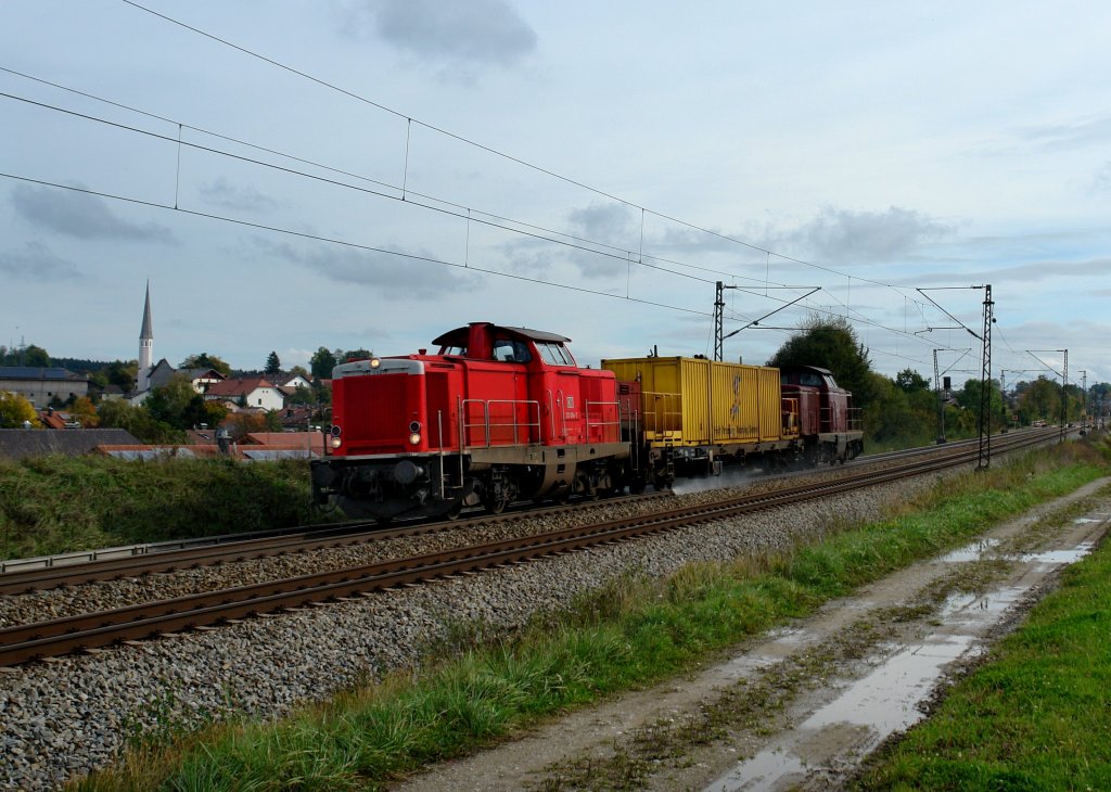 212 094 vorne und 212 093 hinten fuhren mit dem Putzzug am 13.10.2012 nach Mnchen. Das Bild entstand bei Ostermnchen.