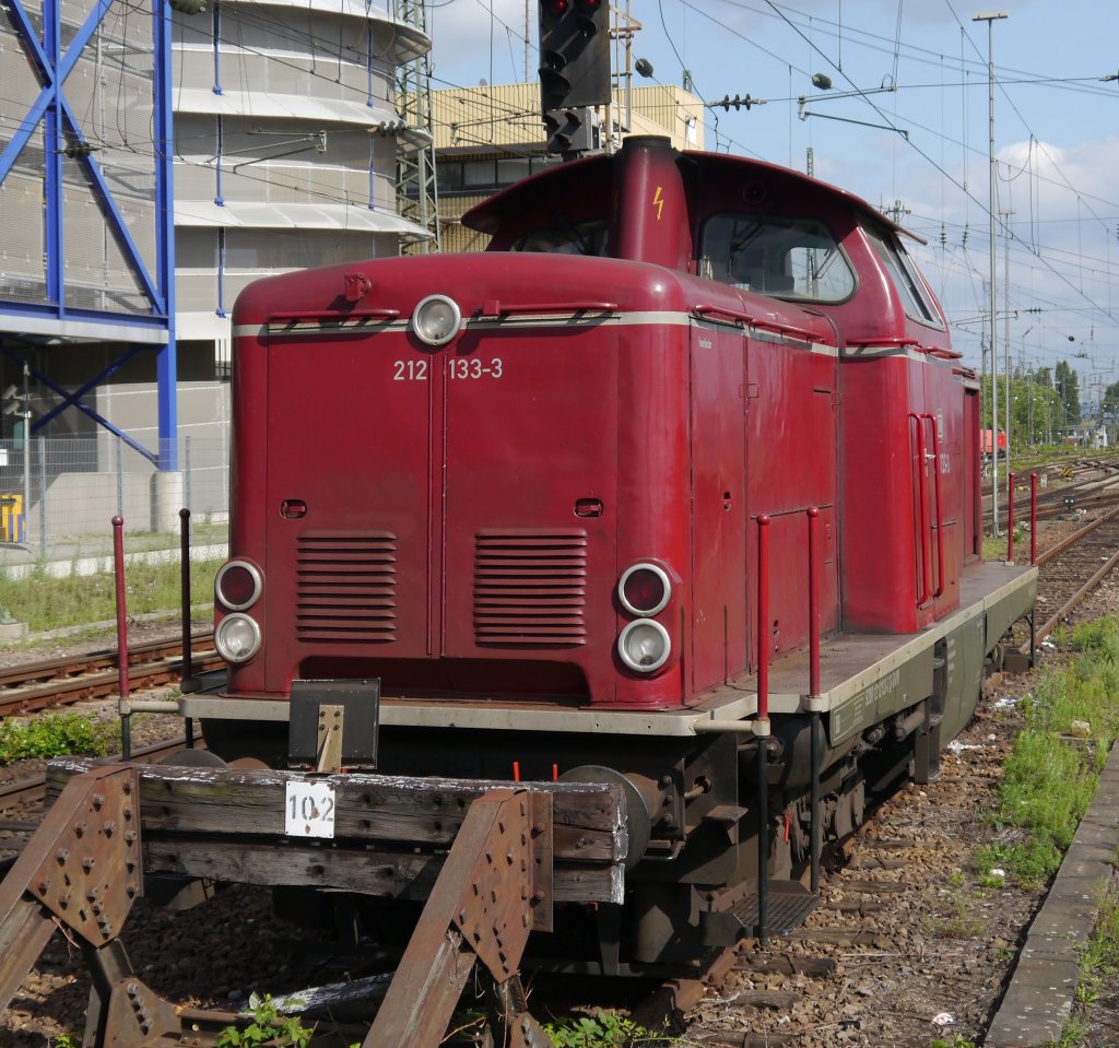 212 133-3 bei sonnigem Wetter abgestellt im Mannheimer Hbf. (12.05.12)