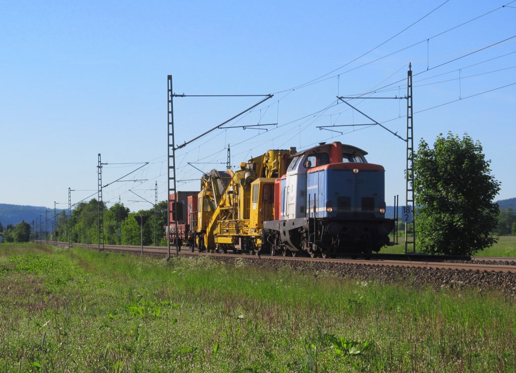 212 256-2 der Nordbayerische Eisenbahn ist am 05. Juni 2013 mit einem Bauzug bei Kronach in Richtung Bamberg unterwegs.