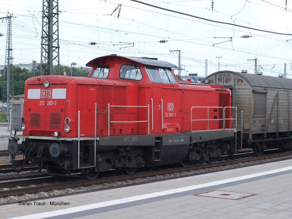212 265-3 mit Unkrautspritzzug am 06.07.2013 bei Signalhalt in Mnchen Ostbhf.
